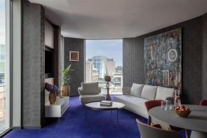 Seating area sa Anantara The Marker Dublin- A Leading Hotel of the World