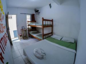 a bedroom with two bunk beds in a room at Surf & Arte Hostel in Cabo Frio