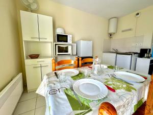 Η κουζίνα ή μικρή κουζίνα στο La Vallée Appartement 29 - Thermes Neyras les Bains