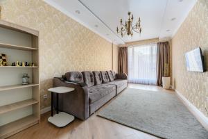 a living room with a couch and a table at Большая трехкомнатная, с видом на горы in Zhezdi +38 photos