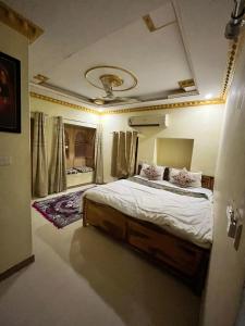 Ένα ή περισσότερα κρεβάτια σε δωμάτιο στο Hotel Darsh Safari - Fort View