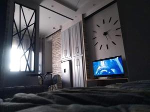 TV a/nebo společenská místnost v ubytování عواطي مصطفى قسنطينة