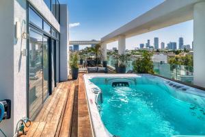 Kolam renang di atau dekat dengan Gibor Penthouse