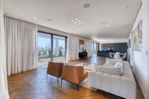 Ruang duduk di Gibor Penthouse