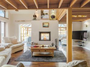 TV a/nebo společenská místnost v ubytování 4 Bed in Portreath 77719