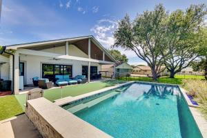 A piscina localizada em Getaway Near Dallas with Retro-Style Game Room! ou nos arredores