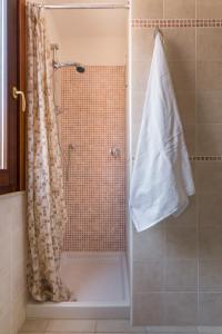 トッレ・デイ・コルサリにあるLoi's Houseのバスルーム(シャワー、シャワーカーテン付)が備わります。