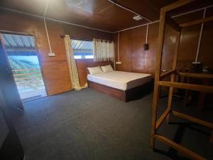 Ein Bett oder Betten in einem Zimmer der Unterkunft Golden Beach Hotel & Restaurant