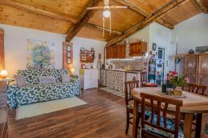 a kitchen and living room with a couch and a table at Casa di Cristina - Tra Montepulciano e il Lago Trasimeno in Casamaggiore