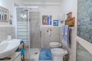 a bathroom with a shower and a toilet and a sink at Casa di Cristina - Tra Montepulciano e il Lago Trasimeno in Casamaggiore +20 photos