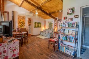 a living room with a book shelf with books at Casa di Cristina - Tra Montepulciano e il Lago Trasimeno in Casamaggiore