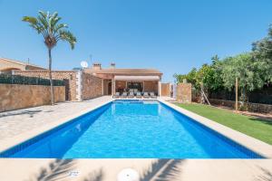 a swimming pool in the backyard of a house at Leon in Portocolom
