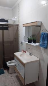 a bathroom with a sink and a toilet at Chácara Minerva RC casa com piscina house with pool in Rio Claro