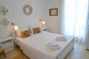 Katil atau katil-katil dalam bilik di Heliotropio Studios & Apartments +263 gambar