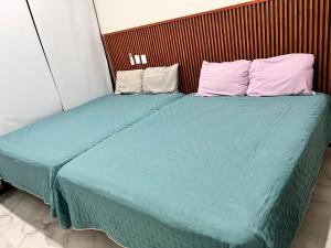 a bedroom with a bed with blue sheets and pillows at Mazatlán Cervo vacacional in Mazatlán +9 photos