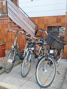 Dos bicicletas estacionadas junto a un banco en una acera en Rad und Rudel Ferienwohnung, en Berg