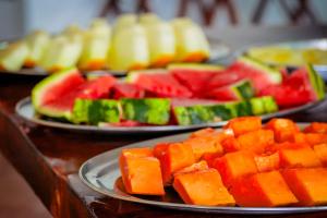 a group of plates of fruit on a table at VELINN Pousada Solar Grego in Ubatuba