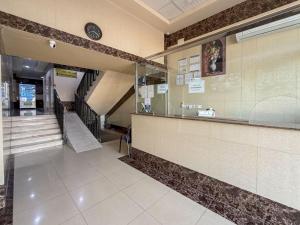 un hall avec un escalier et une horloge sur le mur dans l'établissement شقق ليال الربيع Lial alrabe, à Az Zulfi