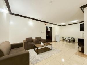 un salon avec un canapé et une table dans l'établissement شقق ليال الربيع Lial alrabe, à Az Zulfi