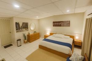 Un dormitorio con una cama grande y un baño. en Suite 608 Ciudad Jardín San Miguel, en San Miguel