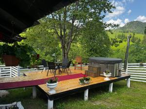 O vedere generală la munți sau o vedere la munte luată de la această casă de vacanță +6 fotografii
