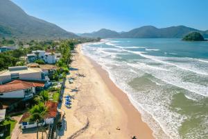 an aerial view of a beach with houses at VELINN Pousada Solar Grego in Ubatuba