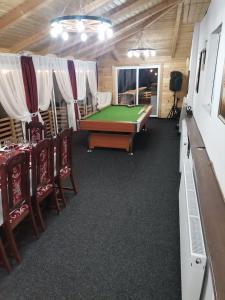 O masă de biliard de la La cabana lu' Vasile