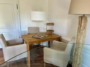 een eetkamer met een houten tafel en stoelen bij Hygge Suite Sylt Kampen in Niederdorla