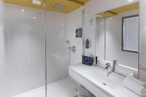 Phòng tắm tại BRIT HOTEL - RESTAURANT Saint-Brieuc Langueux
