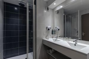 Phòng tắm tại BRIT HOTEL - RESTAURANT Saint-Brieuc Langueux