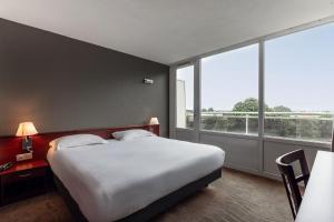 Giường trong phòng chung tại BRIT HOTEL - RESTAURANT Saint-Brieuc Langueux