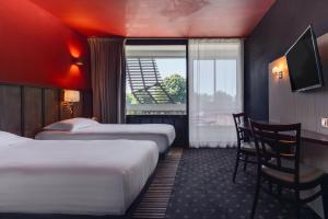 Giường trong phòng chung tại BRIT HOTEL - RESTAURANT Saint-Brieuc Langueux