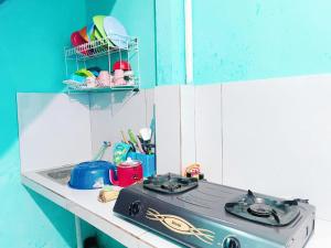 TimuranにあるBronk House 2 Tamsisのコンロとシンクのあるキッチンカウンター