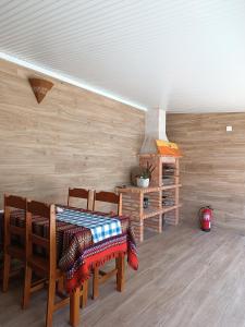 ein Esszimmer mit einem Tisch und einigen Stühlen in der Unterkunft Lar Dos Guerreiros, Omelro in Vila Nova de Milfontes
