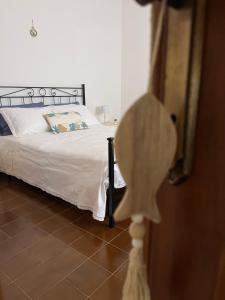 Un dormitorio con una cama con cabecero de madera. en DA BARBARINA Casa Vacanze sud Sardegna, en Capoterra