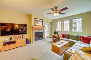 Η κουζίνα ή μικρή κουζίνα στο 100 Steps to Gondola Cozy Winter Park Condo!