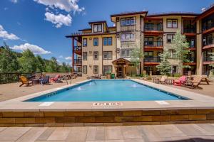 Πισίνα στο ή κοντά στο 100 Steps to Gondola Cozy Winter Park Condo!