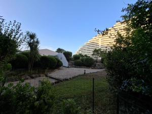 a view of a building from a yard at Marina Cocon – Appartement 2 pièces en rez-de-jardin à Villeneuve-Loubet in Les Beaumettes