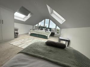 Un dormitorio con una cama y una ventana grande. en The View, en Leeds