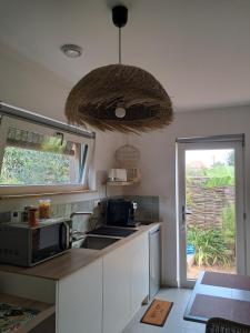 Dapur atau dapur kecil di La Bonbonnière en bois, Maison passive, Draps inclus, Parking sur rue facile & gratuit +8 gambar