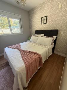 a bedroom with a large bed and a window at Allianz Parque , Perdizes in São Paulo