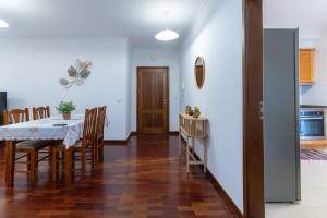 a kitchen and dining room with a table and chairs at Apartamento Isabel Charmoso e bem localizado in Ribeira Brava