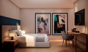 Un dormitorio con una cama y un escritorio con una silla. en The Lince Braga, en Braga