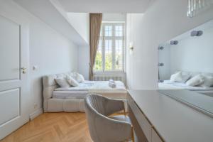 Ένα ή περισσότερα κρεβάτια σε δωμάτιο στο Ogrodowa Premium by NorthSide Apartments