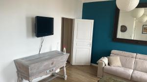 un soggiorno con divano e TV a schermo piatto di Appartement centre historique de Grasse, capitale des parfums a Grasse Altre 7 foto