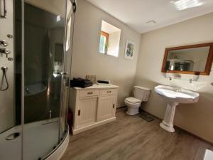Bilik mandi di The Coach House-3 Bed-2 Bath-Garden-PetsOK-FreeP