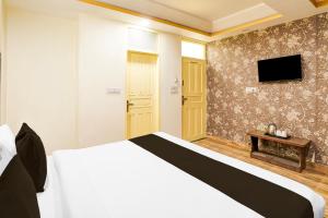 TV a/nebo společenská místnost v ubytování Hotel O Pragati + 22 fotografií