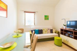 ein Wohnzimmer mit einem Tisch und einem Sofa in der Unterkunft Apartments Margaretic in Dubrovnik