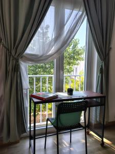 a desk with a chair in front of a window at CASA MONTEFINESE in Casamassima