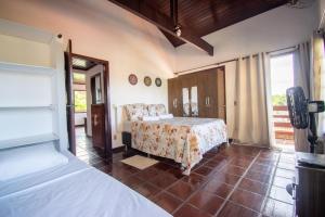 ein Schlafzimmer mit zwei Betten und einem Tisch darin in der Unterkunft Flats Tartaruga Búzios in Búzios